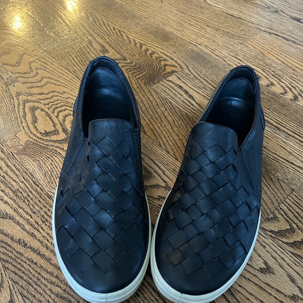 Ecco men’s black leather slip on shoes size 10 good condition.